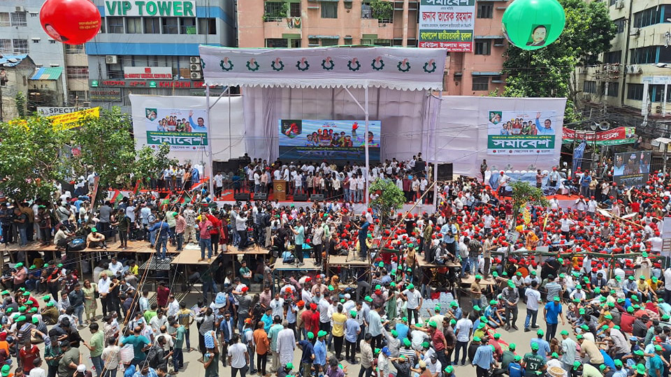 নয়াপল্টনে তারুণ্যের সমাবেশে নেতাকর্মীদের ঢল