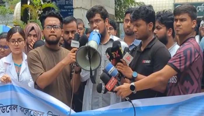হল ত্যাগ না করার ঘোষণা ঢাকা মেডিকেলের শিক্ষার্থীদের