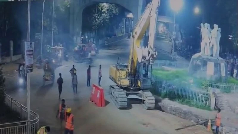 রাজু ভাস্কর্যে ককটেল বিস্ফোরণ, ঢাবিতে গণতান্ত্রিক ছাত্রসংসদের বিক্ষোভ