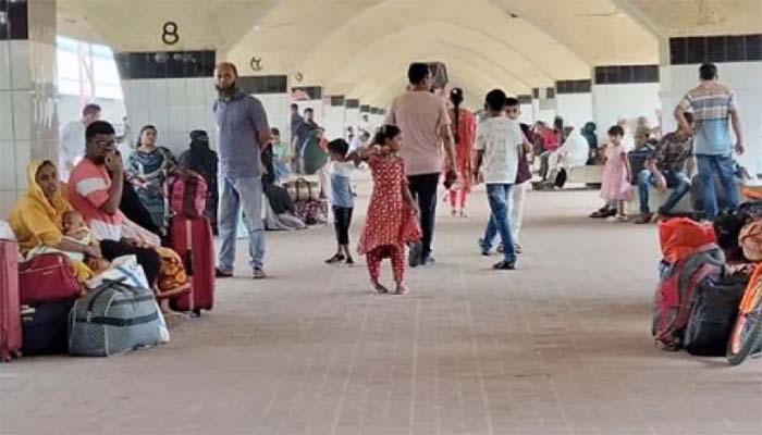 ঈদ শেষে রাজধানীতে ফিরছে মানুষ
