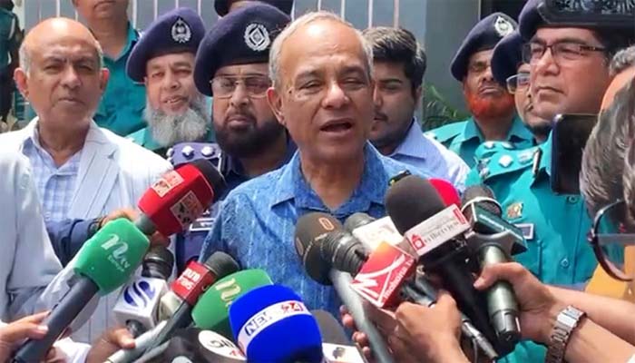 পুলিশের কাছে ভারী ‘মারণাস্ত্র’ থাকবে না: স্বরাষ্ট্র উপদেষ্টা