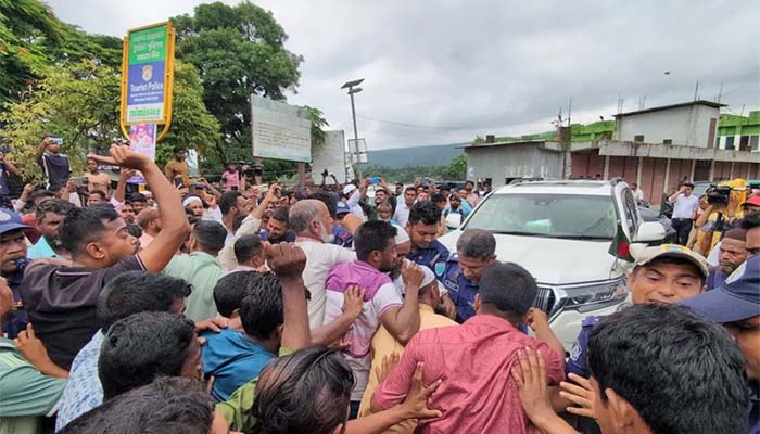 জাফলংয়ে দুই উপদেষ্টার গাড়ি আটকে বিক্ষোভ, ভুয়া ভুয়া স্লোগান