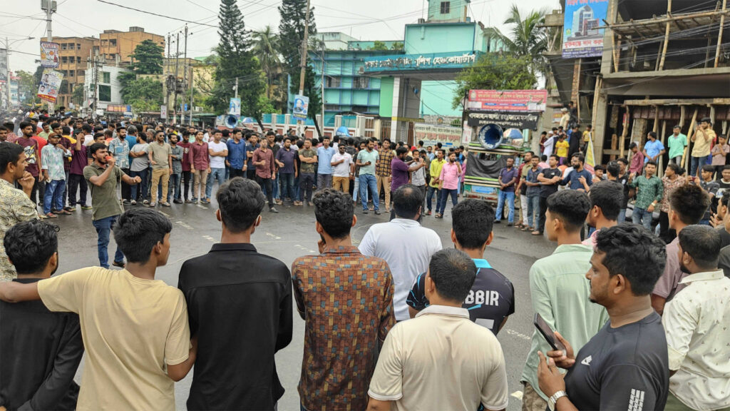 কেএমপি কমিশনারের পদত্যাগ দাবিতে ফের সড়ক অবরোধ