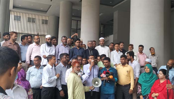 সচিবালয় কর্মচারীদের বিক্ষোভ, মঙ্গলবারও কর্মসূচি পালনের ঘোষণা