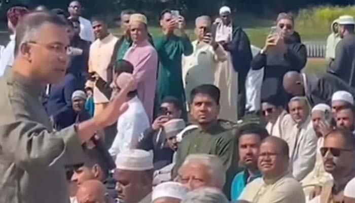 লন্ডনে নেতাকর্মীদের সঙ্গে ঈদের নামাজ পড়লেন তারেক রহমান