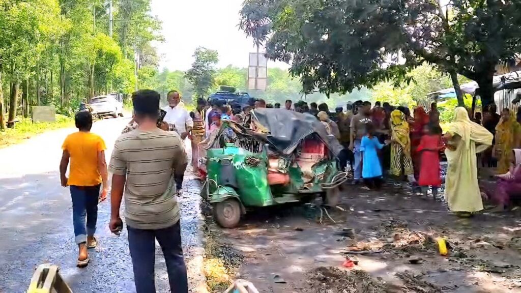 গাজীপুরে সড়ক দুর্ঘটনায় এক পরিবারের ৩ জনসহ নিহত ৪
