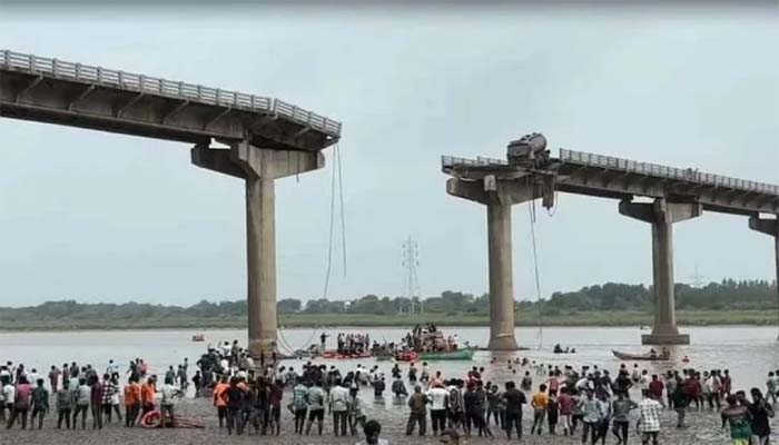 গুজরাটে সেতু ভেঙে যানবাহন নদীতে: ৯ জনের মৃত্যু, বহু হতাহতের আশঙ্কা