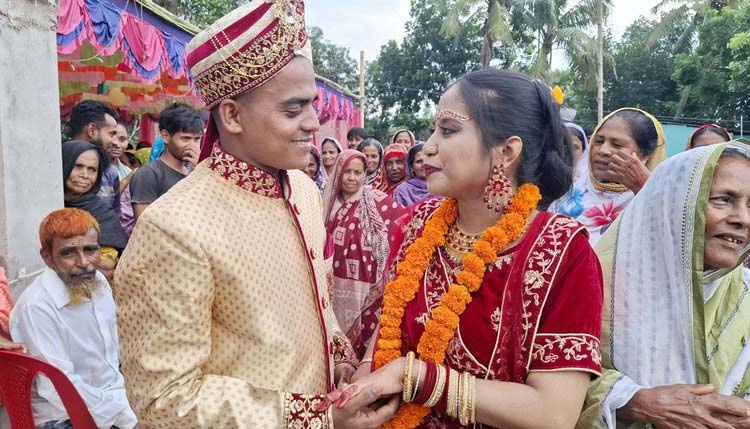 প্রেমের টানে মালয়েশিয়ান তরুণী নওগাঁয়