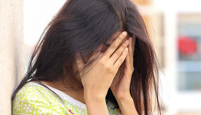 আত্মহত্যার কথা কেন ভাবেন নারীরা?