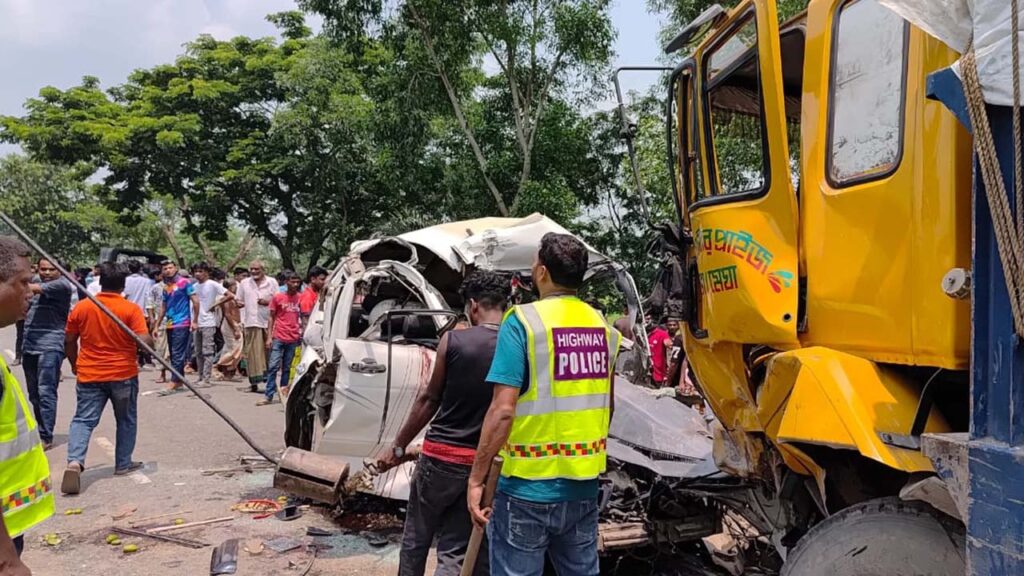 নাটোরে সড়ক দুর্ঘটনায় নিহত ৮, একই পরিবারের ৭ জন