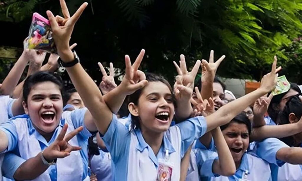 জিপিএ-৫ ও পাসের হার, দুটোতেই এগিয়ে মেয়েরা