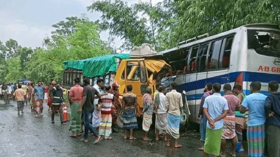 পাবনায় বাস-ট্রাক সংঘর্ষে নিহত ৩