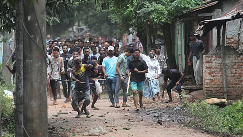 চবিতে ফের সংঘর্ষ, প্রো-ভিসিসহ আহত ৩৫ শিক্ষার্থী