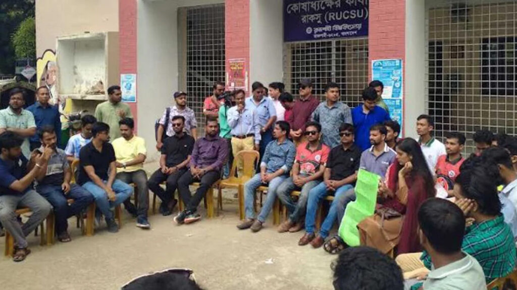 রাকসু অফিসে ছাত্রদলের তালা, চেয়ার-টেবিল ভাঙচুর