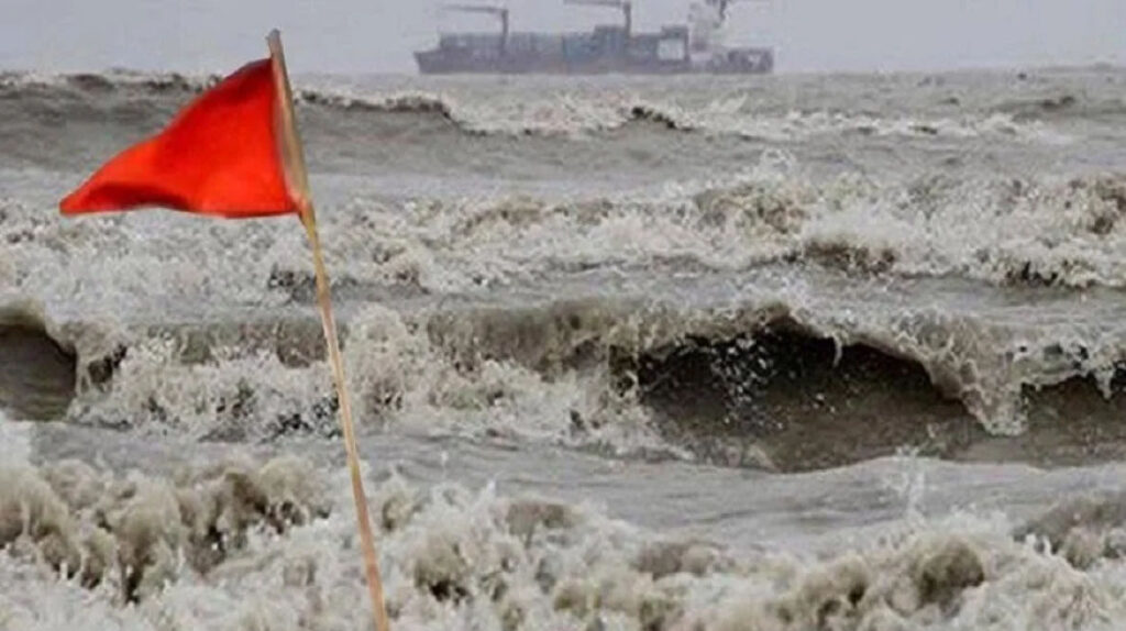 ৪ সমুদ্র বন্দরকে ৩ নম্বর সতর্ক সংকেত