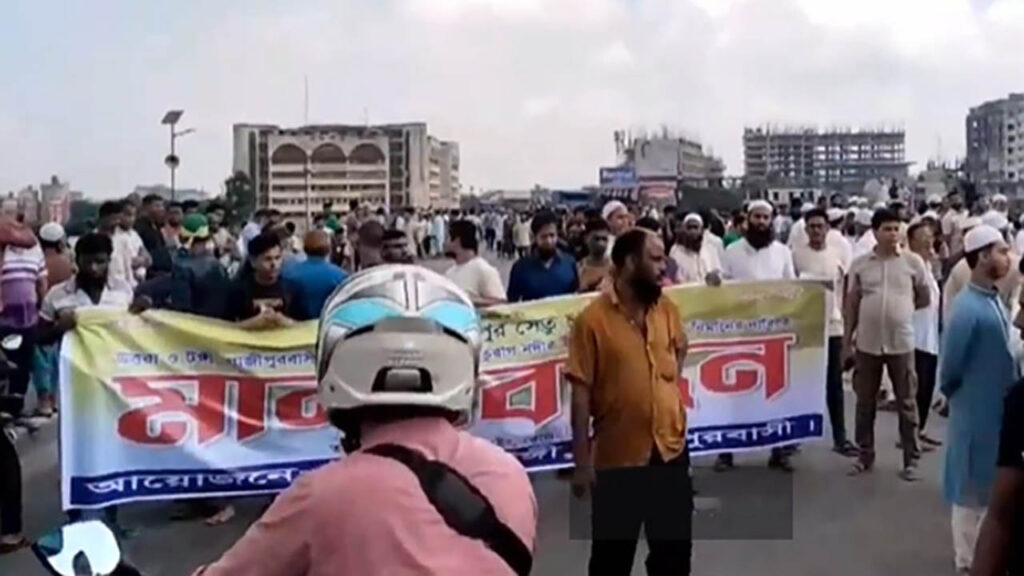 টঙ্গীতে মহাসড়ক অবরোধ করে ব্যবসায়ীদের বিক্ষোভ