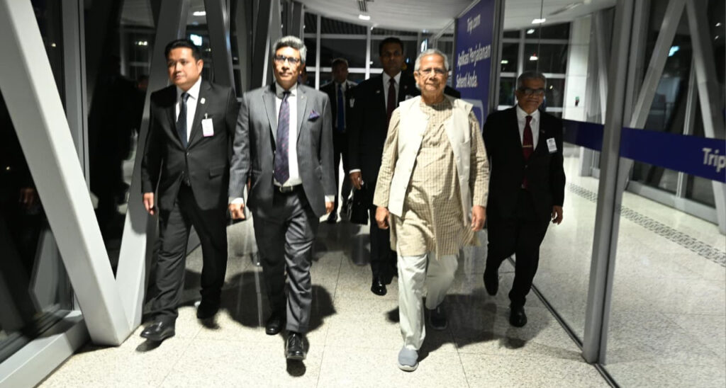 কুয়ালালামপুর পৌঁছেছেন প্রধান উপদেষ্টা