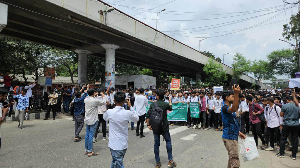 ছয় দফা দাবিতে পলিটেকনিক শিক্ষার্থীদের সাতরাস্তা অবরোধ
