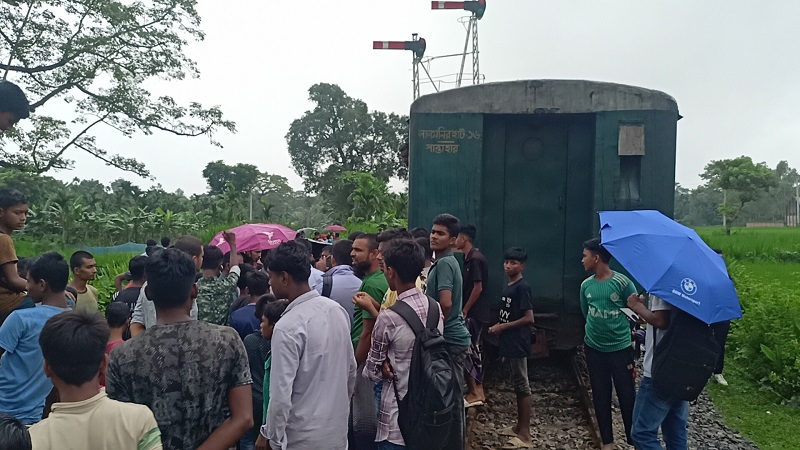 রংপুরে পদ্মরাগের ৬ বগি লাইনচ্যুত, যোগাযোগ বন্ধ