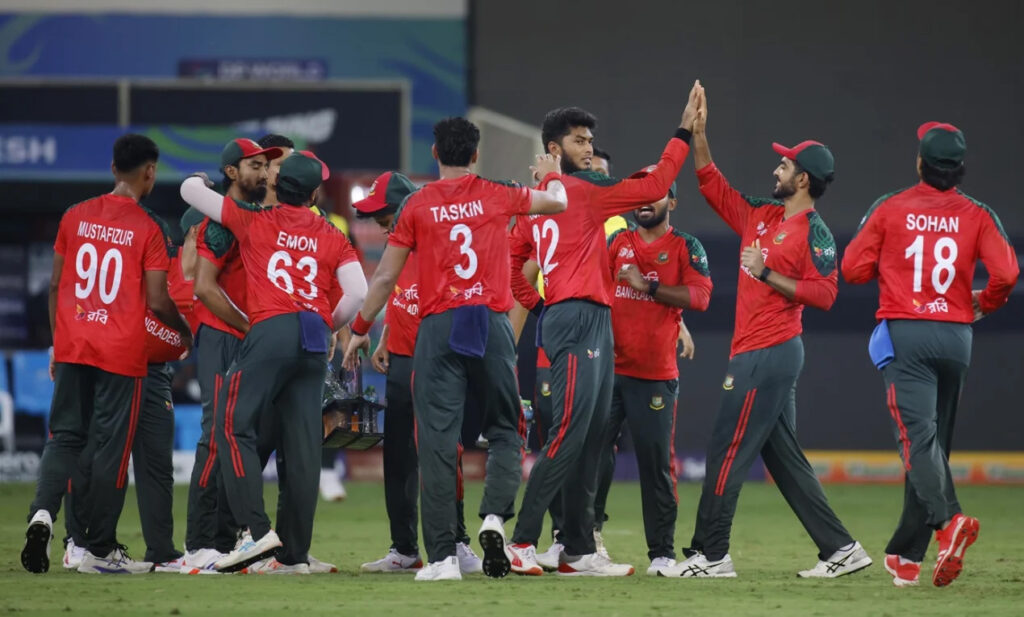 পাকিস্তানকে ১৩৫ রানে থামিয়ে ফাইনালের স্বপ্ন দেখছে বাংলাদেশ