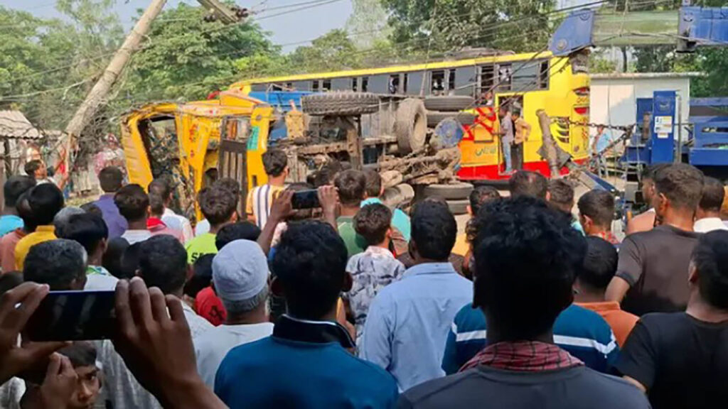 পাবনায় ট্রাকের ধাক্কায় ভ্যান উল্টে শিক্ষার্থীসহ নিহত ৩