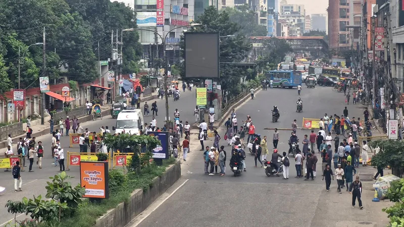 পুলিশের লাঠিচার্জে সংসদ ভবন ছাড়লেন জুলাই যোদ্ধারা
