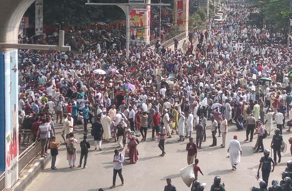 শাহবাগ ছাড়লেন শিক্ষকরা, রাজপথেই চান সমাধান