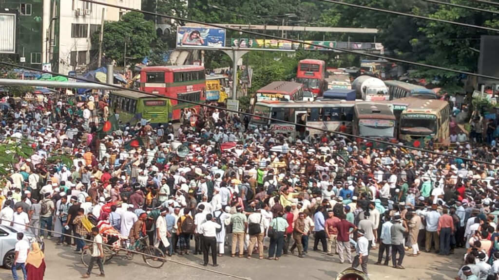 এমপিওভুক্ত শিক্ষকদের শাহবাগ ব্লকেড, যান চলাচল বন্ধ