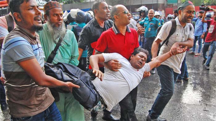 Teachers disperse in Shahbagh after police fire water cannons and sound grenades