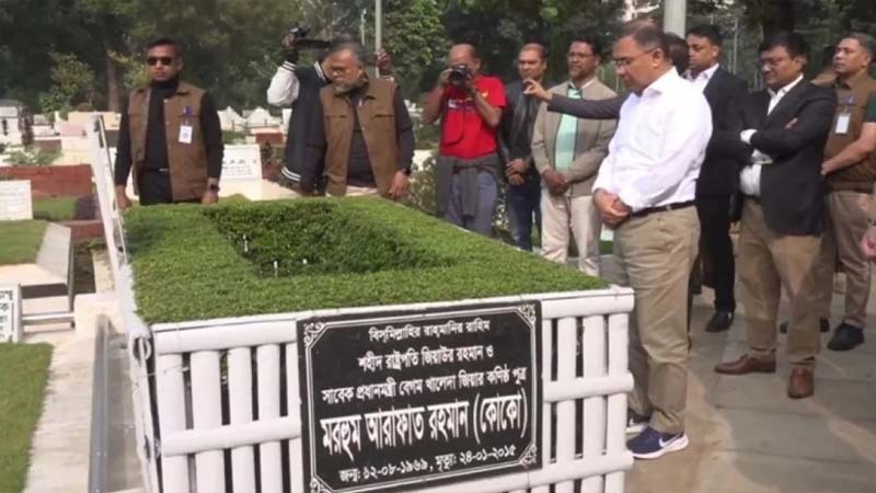 ছোট ভাই ও শ্বশুরের কবর জিয়ারত করলেন তারেক রহমান