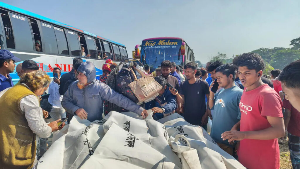 বাস-অটোরিকশা সংঘর্ষে ৪ যাত্রী নিহত
