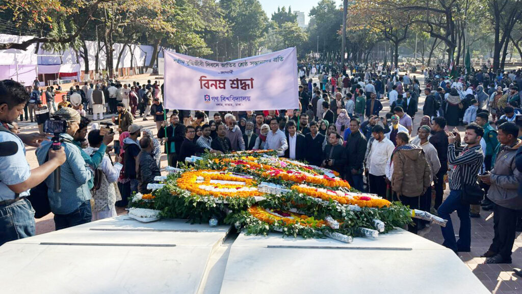 শহীদ বুদ্ধিজীবী স্মৃতিসৌধে সর্বস্তরের মানুষের শ্রদ্ধা