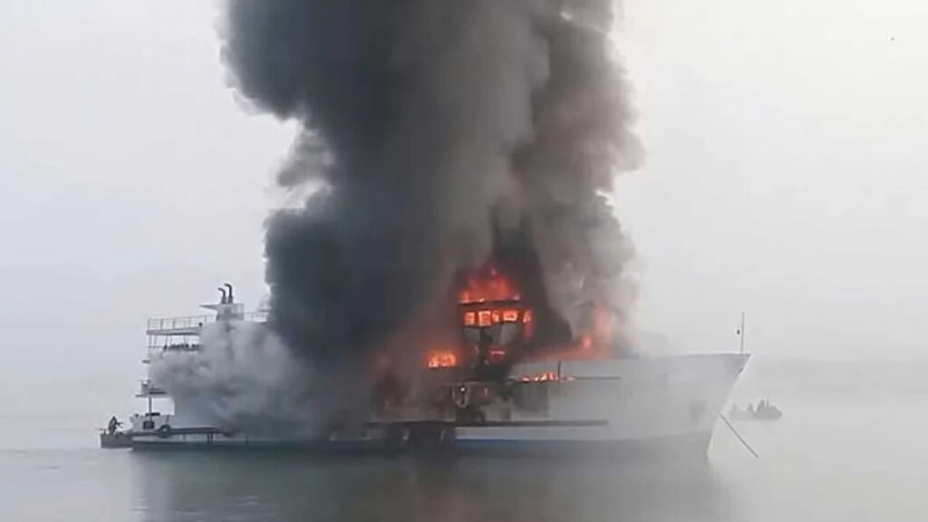 কক্সবাজারে সেন্টমার্টিনগামী জাহাজে আগুন