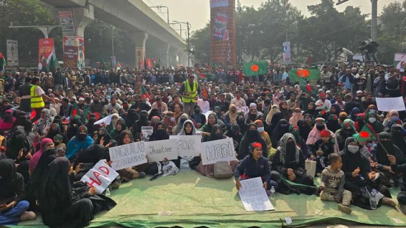 ফের শাহবাগ মোড়ে অবস্থান নিল ইনকিলাব মঞ্চ