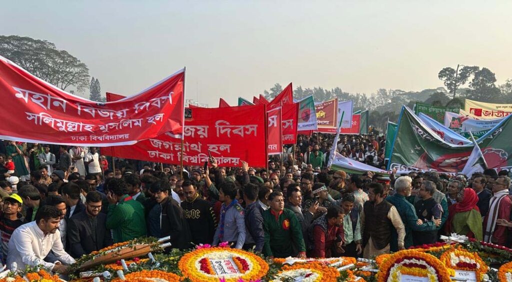 জাতীয় স্মৃতিসৌধে সর্বস্তরের মানুষের শ্রদ্ধা
