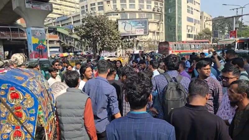 স্বরাষ্ট্র উপদেষ্টার পদত্যাগের দাবিতে শাহবাগ ব্লকেড
