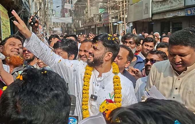 বাবার কবর জিয়ারত করে নির্বাচনি প্রচারণা শুরু করলেন ইশরাক
