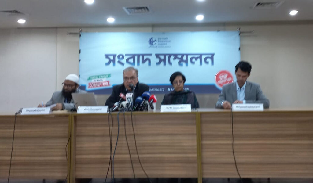 সরকার আমলাতন্ত্রের কাছে আত্মসমর্পণ করেছে: টিআইবি