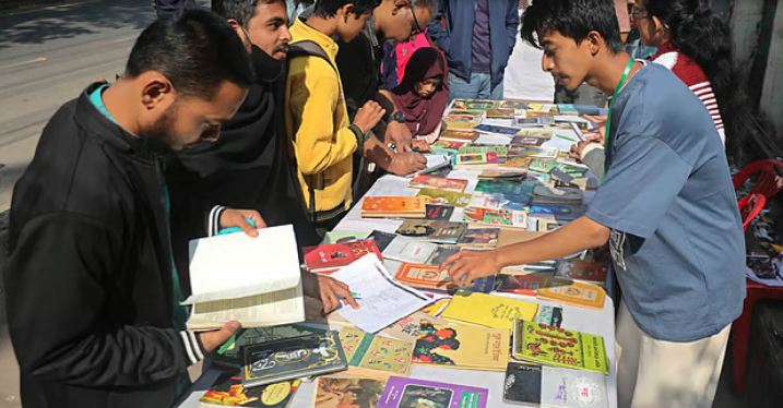 ‘বই বিনিময়’, সংগ্রহের বই জমা দিয়ে মিলল আরেকটি