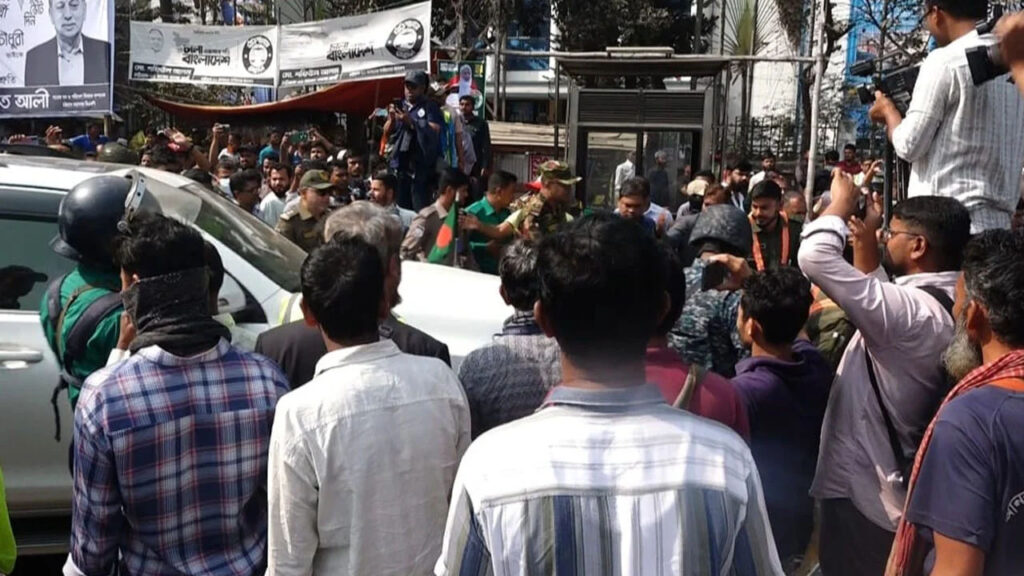 নৌ উপদেষ্টার গাড়ি আটকে চট্টগ্রাম বন্দরে শ্রমিকদের বিক্ষোভ