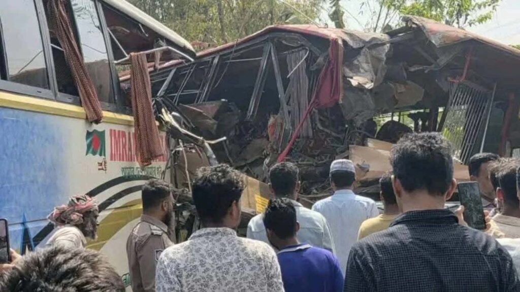 মাদারীপুরে দুই বাসের সংঘর্ষে ২ জন নিহত, আহত ৩০