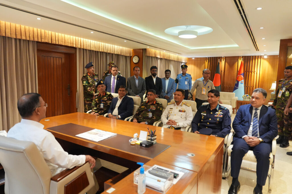 সশস্ত্র বাহিনী বিভাগে প্রথমবারের মতো অফিস করলেন প্রধানমন্ত্রী