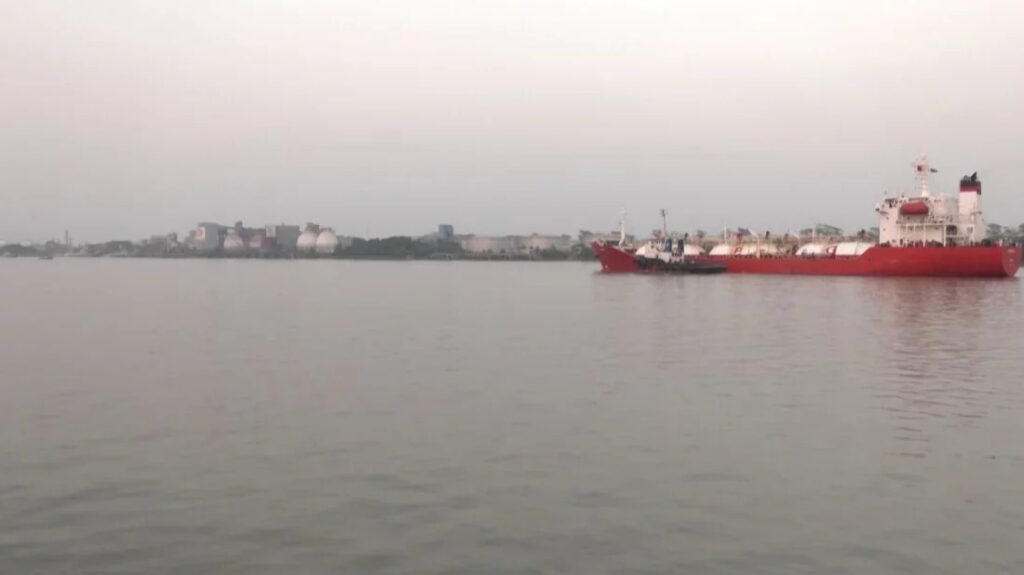 চট্টগ্রাম বন্দরে এসে পৌঁছেছে জ্বালানিবাহী ৮টি জাহাজ