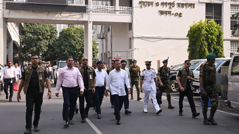 আকস্মিক বিভিন্ন মন্ত্রণালয় পরিদর্শনে প্রধানমন্ত্রী