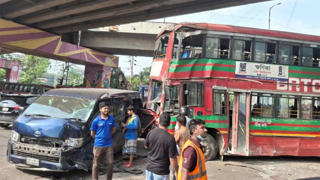 দুর্ঘটনার কবলে ঢাবির বাস, আহত ১০