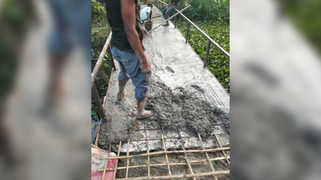 ব্রিজের ঢালাইয়ে রডের বদলে বাঁশের কঞ্চি ব্যবহারের