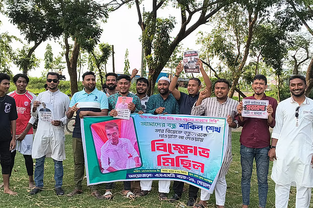 বিয়েতে দাওয়াত দেননি, প্রতিবাদে ব্যানার-ফেস্টুন নিয়ে বন্ধুদের ‘বিক্ষোভ’