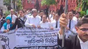 প্রধানমন্ত্রীর বিরুদ্ধে স্লোগান দিয়ে আ.লীগ আইনজীবীদের মহড়া