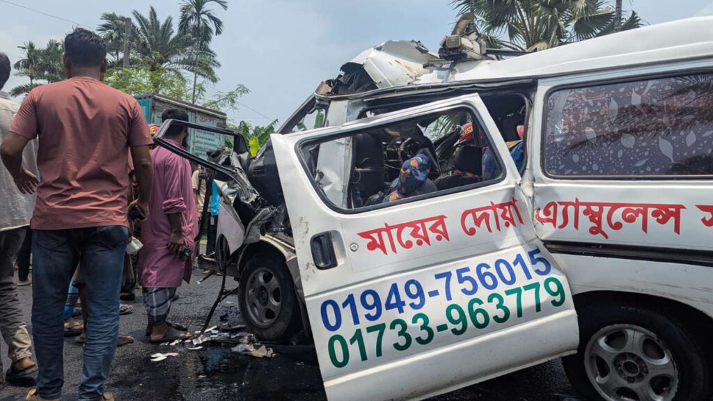 ফরিদপুরে বাস-অ্যাম্বুলেন্স সংঘর্ষে নিহত ৫