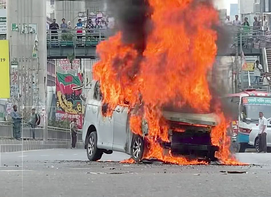 রাজধানীর ফার্মগেটে চলন্ত মাইক্রোবাসে আগুন